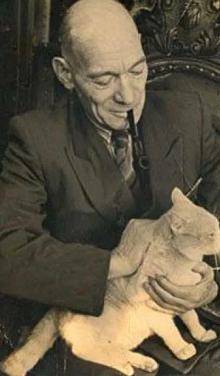 на фото писатель со своим любимым котом по кличке Рутик. источник фото http://www.donvrem.dspl.ru/Files/article/m18/1/art.aspx?art_id=1229 