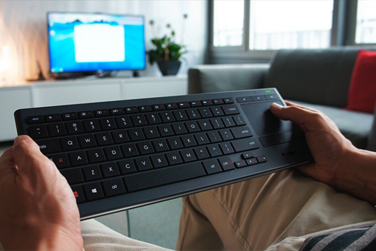 Logitech K830 — лучшая клавиатура для гарнитуры Meta Quest 