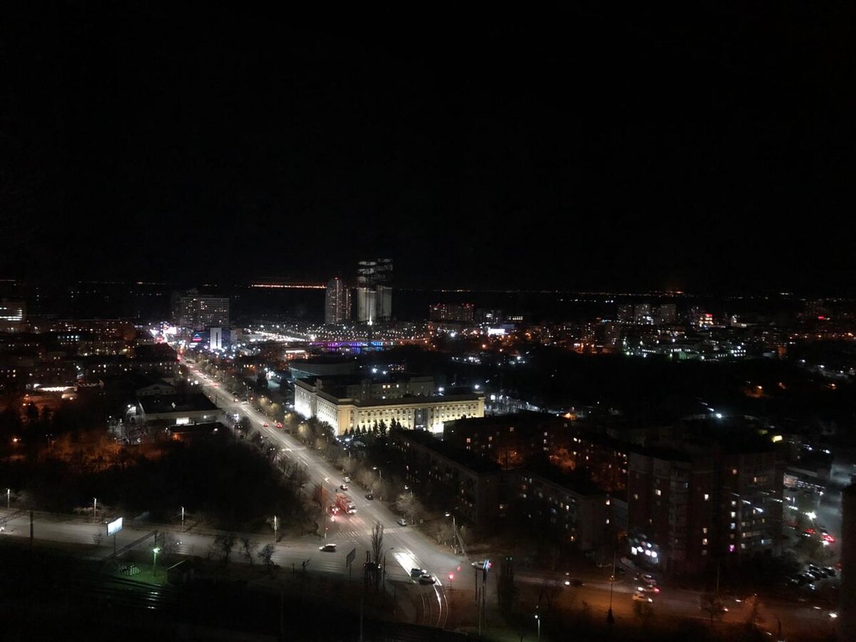 Реальное фото из примерно такой квартиры. Вид с лоджии с последнего этажа многоэтажки в центре Волгограда.