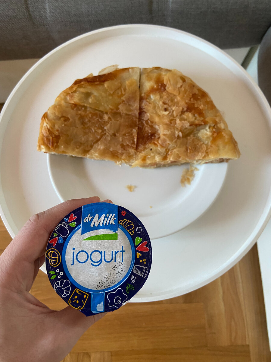 типичный завтрак из пекары у дома