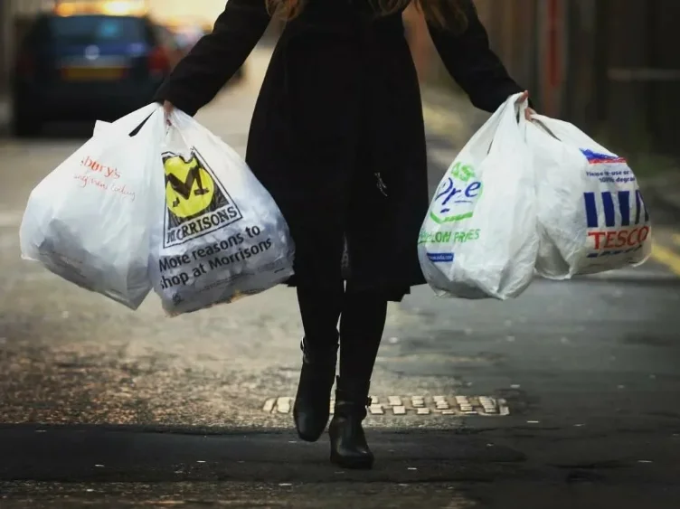 Для современной женщины принести тяжелые пакеты из магазина уже является нормой