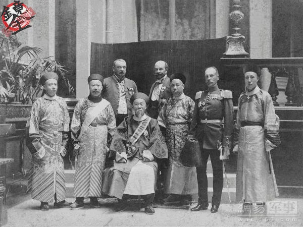 Ли Хунчжан (в центре) на переговорах в Москве во время коронации Николая II