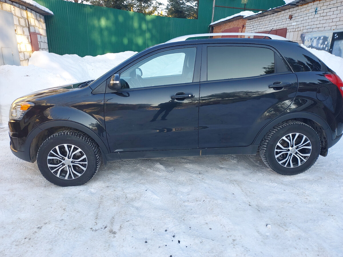 В переводе с южно-корейского, слово SsangYong означает «Два дракона». Слово Ssang переводится, как — Два или пара, а Yong — дракон.