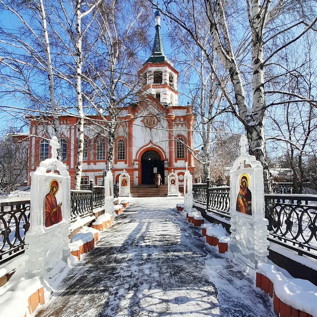 Церковь Воздвижения Честного и Животворящего Креста Господня (Крестовоздвиженская церковь). Иркутск, ул. Седова, 1.