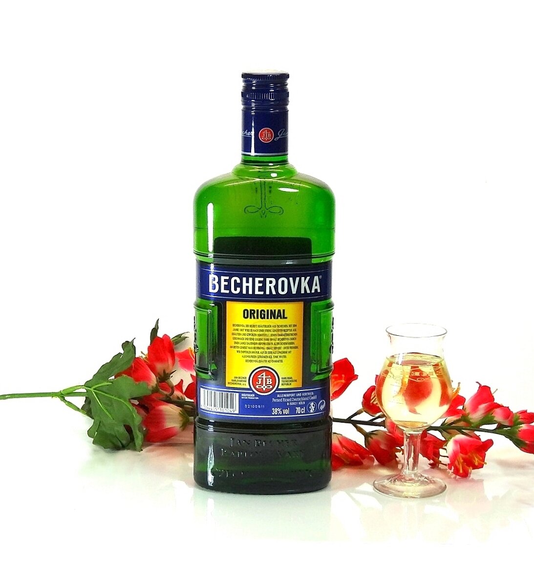 Ликер Карловарская Бехеровка. Ликер травяной Becherovka. Лиуер Карловарска Бехеровка. Бехеровка травяные ликёры.