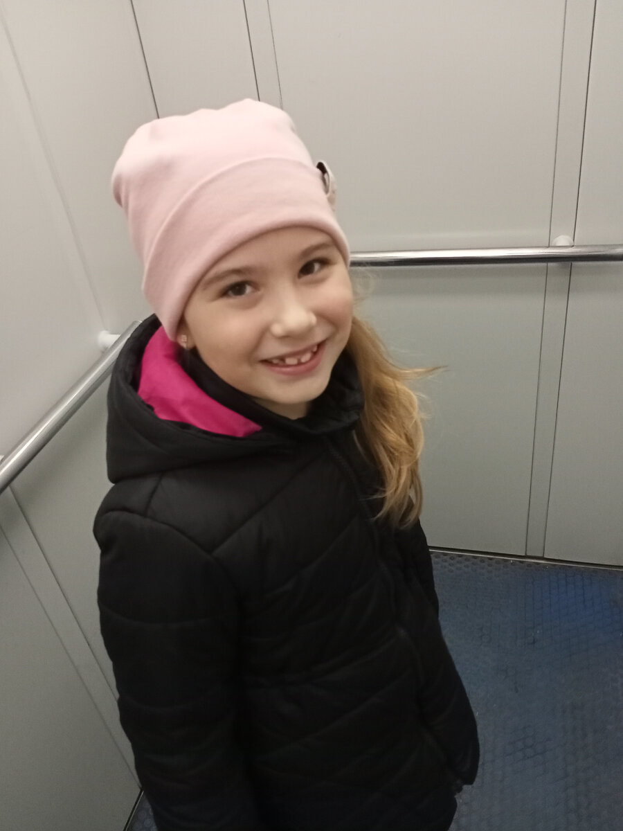 Софья в лифте.Едем на 8 этаж к преподавателю 