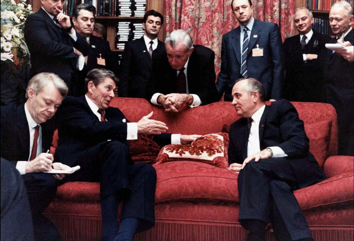 Переговоры с рейганом. Саммит Рейган Горбачев 1985. Горбачев Рейган Женева 1985. Встреча Горбачева и Рейгана в Женеве 1985. Встреча м. Горбачева и р. Рейгана в Женеве.