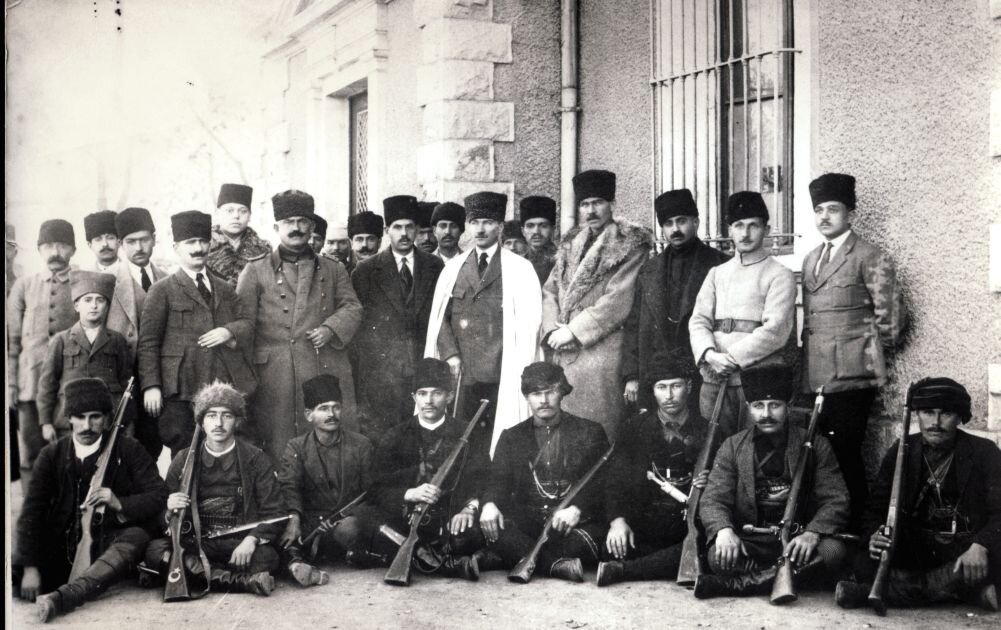 Кемаль (в центре) с черкесами