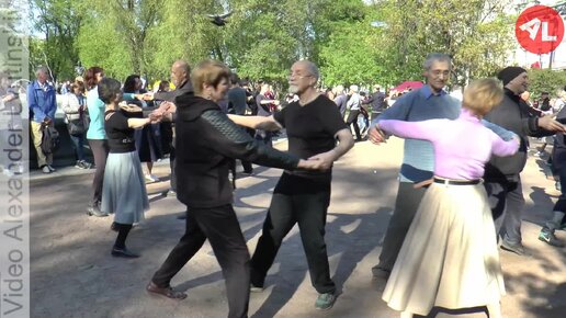 Вальс. Бальные танцы в День Санкт-Петербурга в центре города у Адмиралтейского фонтана. OPEN AIR 27.05.2022