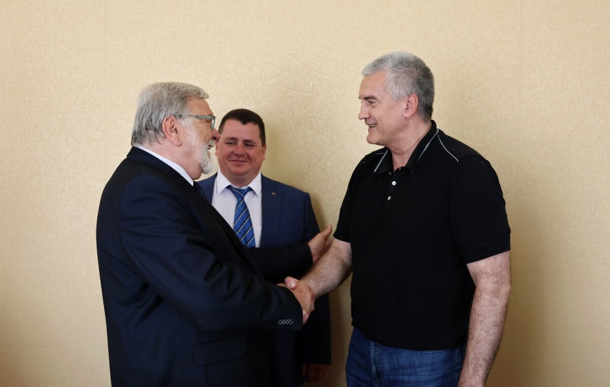 Глава Крыма Сергей Аксенов приветствует чешского сенатора Ярослава Доубраву 
