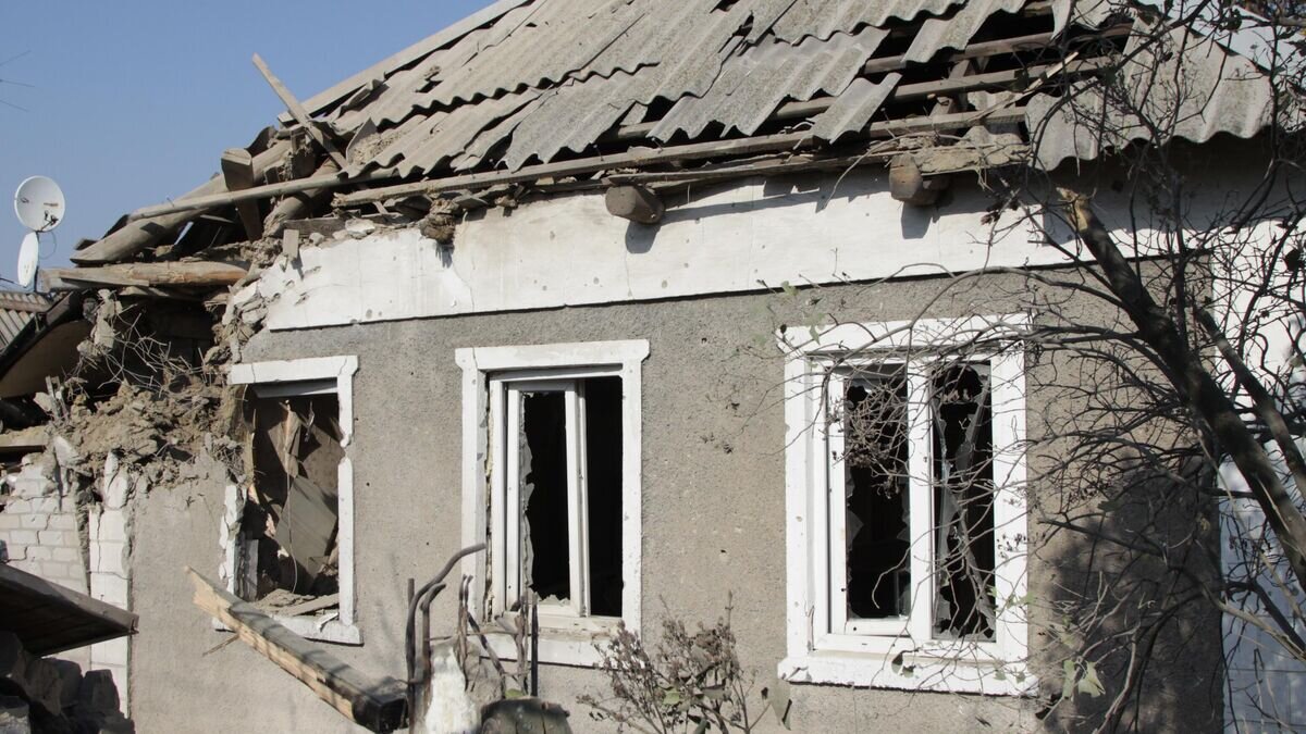    Жилой дом в поселке Старомихайловка города Донецка после обстрела© РИА Новости / Сергей Аверин