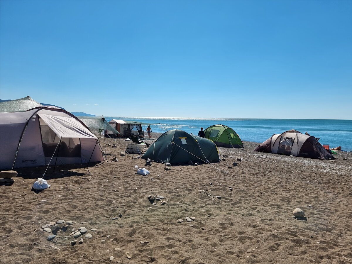 Палаточный городок, в 2022 году еще относительно свободно