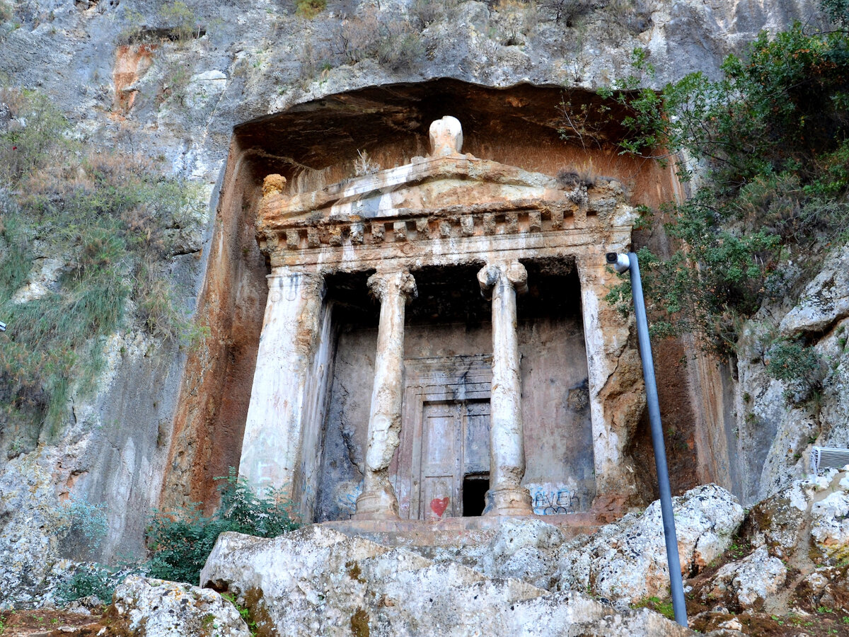 Τάφος Αμύντα.  Στο κοντάρι στα δεξιά είναι μια από τις πολλές βιντεοκάμερες που παρακολουθούν για να βεβαιωθούν ότι οι βάνδαλοι δεν μπορούν να κάνουν τη βρώμικη δουλειά τους.  Αλλά το κάνουν ούτως ή άλλως - θα σας δείξω παρακάτω.  Φωτογραφία του συγγραφέα.