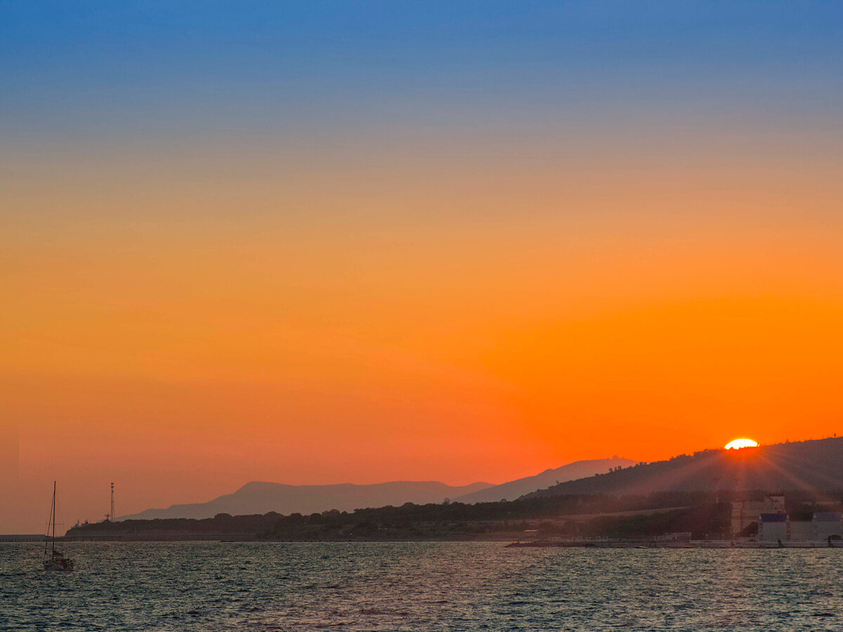 Красный закат над Геленджиком 
