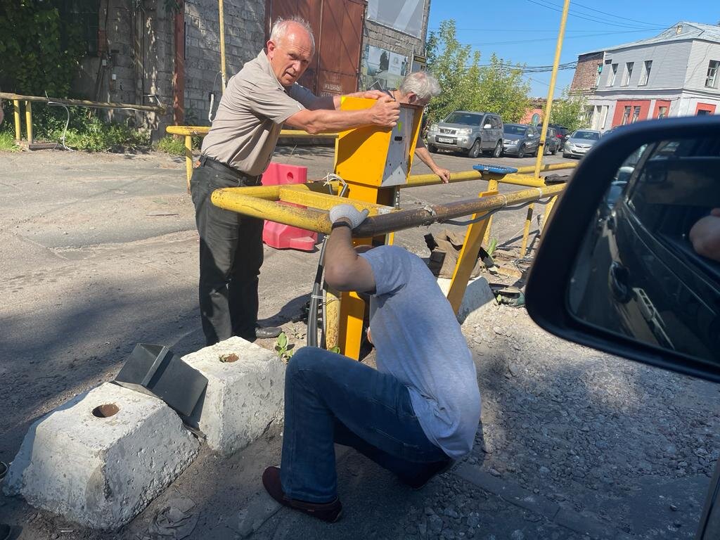 Демонтаж шлагбаумов судебные приставы начали утром 15 августа.