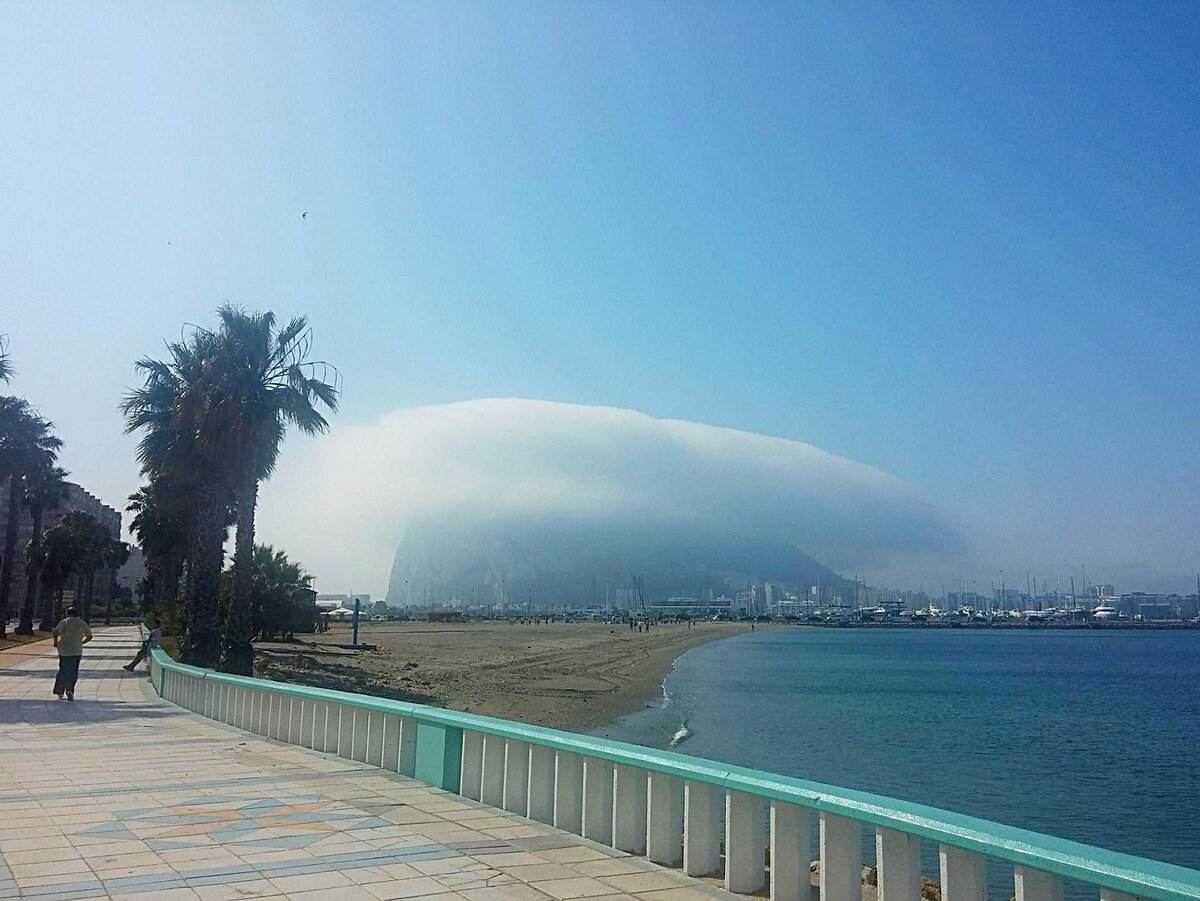 Британский Утес нахлобучил шапку из облака