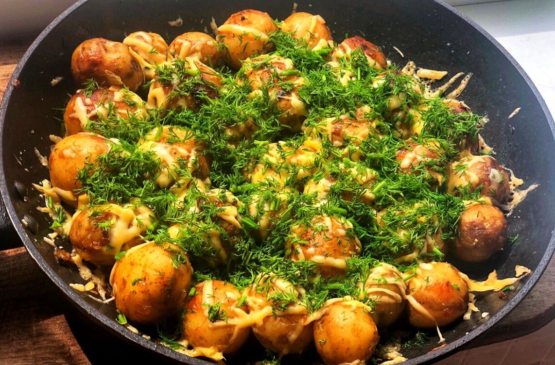 Как приготовить молодой картофель на сковороде целиком с корочкой рецепт с фото