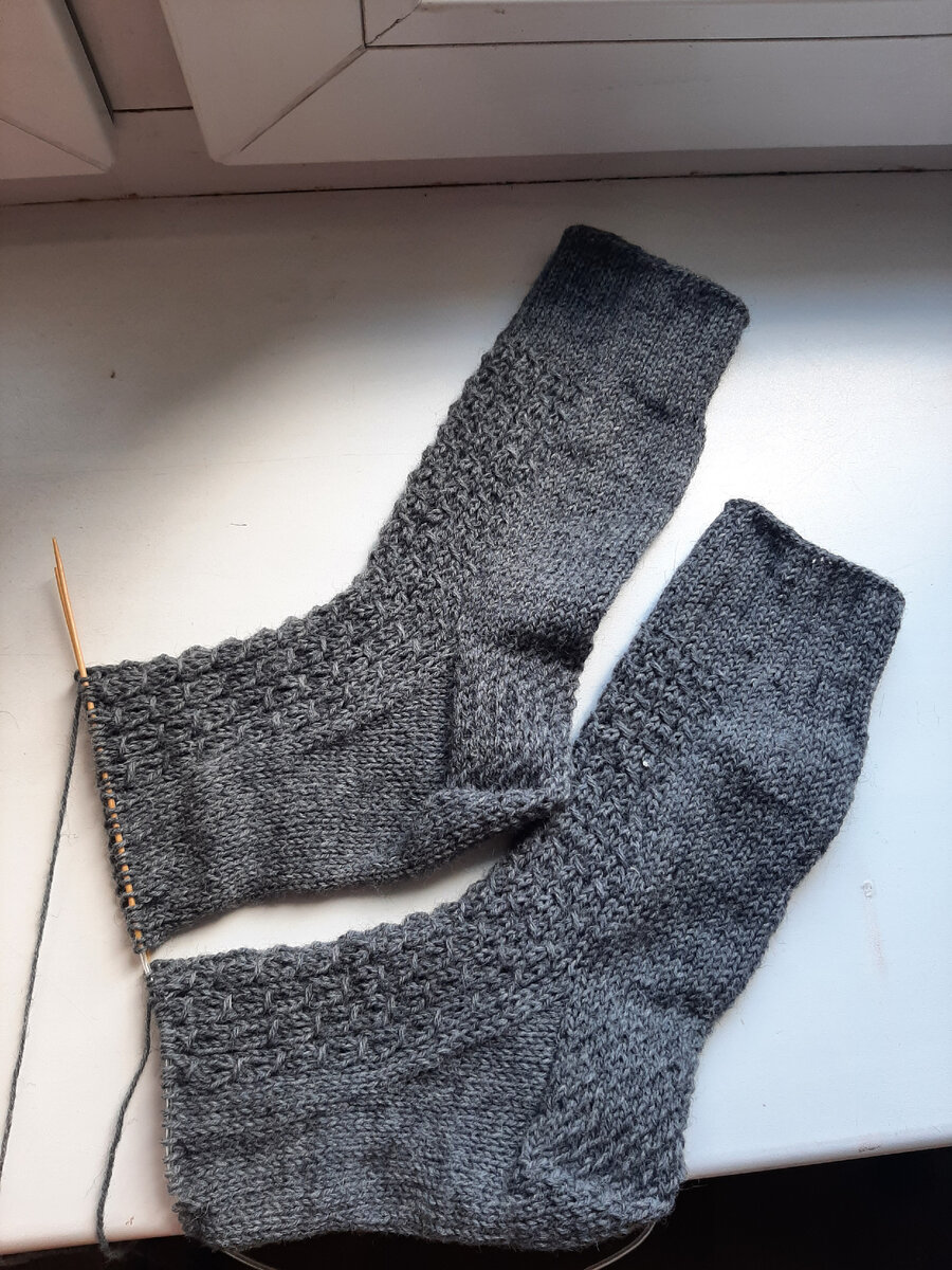 Вязала два носочка одновременно