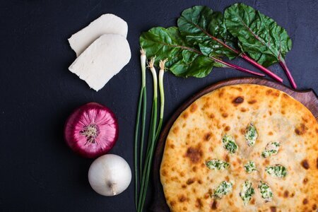 Фото с сайта https://www.google.ru/search?q=осетинский%20пирог&tbm=isch&tbs=il:cl&hl=ru&sa=X&ved=0CAAQ1vwEahcKEwiAjuHK1ez5AhUAAAAAHQAAAAAQAw&biw=1263&bih=908#imgrc=VbMoWzUDMYd4bM