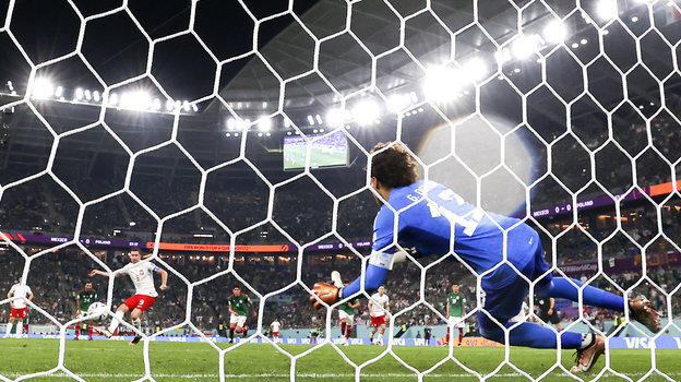    Вратарь сборной Мексики Гильермо Очоа отразил пенальти от Роберта Левандовски.