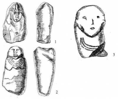 Андреев С.И. (Тамбов) Половецкие каменные изваяния Тамбовщины. 
 
Большое значение для уточнения северных границ половецкой земли,  территории кочевий половцев, воссоздания культа предков имеют каменные  статуи, разбросанные на огромных пространствах степи и лесостепи  Восточной Европы. В XIX веке на территории Тамбовской губернии было  найдено пять изваяний, которые предположительно относятся к половецкому  времени. Три из них находятся в фондах Тамбовского областного  краеведческого музея, а о двух сохранилась лишь небольшая информация в  “Известиях Тамбовской ученой архивной комиссии”. Первая статуя была  найдена в мае 1882 года в одной версте от реки Битюг и в двух верстах от  с. Политова Мельгуновской волости (ныне Мордовский р-н Тамбовской  области): «Каменная баба из двух камней, вышиной 115 см и шириной в 40  см. На одном камне высечено рельефом поясное женское изображение...  Плугари при распашке пара задели в середине кургана за камень с  изображением фигуры человека, который был в земле в стоячем положении,  под ним оказался другой камень в виде подставки... До переселения  крестьян в село Политово, в этой местности была степь, а на месте, где  найден камень, был большой бугор, который в продолжении более 60 лет, в  следствии распашки земли, постепенно уменьшался» (Тамбовские губернские  ведомости, 1884, № 84). В настоящее время данная статуя хранится в  Тамбовском областном краеведческом музее, ее нижняя часть утрачена (рис.  2, 1). Статуя изготовлена из красного очень плотного железистого  песчаника. Ближайшие выходы этого камня находятся в Балашовском р-не  Саратовской области (Плетнева С.А., 1974, с. 53). Его сохранность  удовлетворительная. Размеры изваяния составляют 0,63х0,4х0,21 м. Форма  скульптуры стеловидная, уплощенная женская статуя выполнена в технике  низкого барельефа. По классификационной схеме С.А. Плетневой, изваяние  относится к типу VI. Лицо округлое, брови и нос изображены выпукло в  виде буквы Т. Нос прямой, широкий, без ноздрей, брови изогнуты над  глазными впадинами, глаза овальные. Рот прочерчен в виде тонкой линии.  Из деталей одежды на статуе намечена только капюшонообразная шапочка,  близкая VI типу головных уборов, по С.А. Плетневой (Плетнева С.А., 1974,  с. 65). На 
  
 Рис. 1 Карта-схема расположения половецких каменных изваяний  Тамбовщины. 1 - с.Политово; 2 – с.Мордвиновка; 3 - Мичуринский район; 4 –  с.Волотово; 5 – устье реки Лебедянки. Условные обозначения: а –  половецкие изваяния; б – северная граница лесостепи; в – граница  Тамбовской области.  
 
животе выбит ромб. В целом, статуя выполнена небрежно, тщательно  моделировано только лицо. Возможно, впечатление недоработанности,  связано со свойствами материала, из которого статуя сделана. Под ударами  резца в некоторых местах песчаник отслаивался больше необходимого,  из-за этого на статуе имеется много сколов, в частности, в районе  расположения левой груди. В целом же грудь не обозначена. В сводке С.А.  Плетневой аналогичных фигур обнаружить не удалось, некоторые сходные  черты имеет лишь статуя №273 (Плетнева С.А., 1974, табл. 31). Сообщение о  втором изваянии появляется в 1890 году: «Близ села Мордвиновки  Кирсановского уезда (ныне Ржаксинский р-н Тамбовской области) на кургане  стояла каменная баба» (Известия…,1890,с.53). В 1960 году эта статуя  была найдена инспектором областного управления культуры Ю.Н. Ишиным на  территории больницы с. Лукино того же района. Оттуда она была перевезена  в Тамбовский областной краеведческий музей, где и находится в настоящее  время (рис. 2, 2). При опросе местных старожилов было определено точное  местонахождение кургана, на котором стояла эта баба. Курган находился в  3 км к северу от поселка Ржакса и в 8 км к западу от с. Мордвиновка  Ржаксинского р-на, на водоразделе рек Ворона и Цна. В 1999 г. этот  курган исследовался Тамбовской археологической экспедицией под  руководством Н.Б. Моисеева и при финансовой поддержке Инспекции охраны  историко-культурного наследия Тамбовской области.1 Так как курган  располагался непосредственно возле дороги Тамбов - Ржакса, из   
 Рис. 2 Половецкие каменные изваяния Тамбовщины. 1 – из с.Политово; 2 –  из с.Мордвиновка; 3 – из Мичуринского района (рисунок 1903 г.). 
 
его насыпи производилась выемка грунта. В результате, третья часть  памятника была уничтожена. Курган занимал доминирующее положение в  курганном могильнике эпохи бронзы, состоявшем более чем из двадцати  насыпей. Его размеры составляли: высота – 4 м, диаметр - 60 м.  Захоронений в кургане не обнаружено, центральная часть насыпи, вплоть до  материка, сильно уплотнена. По периметру кургана, на уровне погребенной  почвы, просматривалась деревянная конструкция в виде многогранника  (пять, шесть граней?). Эта конструкция была сооружена из березовых  неошкуренных бревен диаметром около 0,2 м, большинство из которых имело  следы воздействия огня. Некоторая часть древесины хорошо сохранилась. В  отдельных местах наблюдались скопления бревен в виде вымостки. По нашему  мнению, первоначально сооружение имело вид вертикально поставленных  бревен, которые затем были повалены, подожжены и засыпаны землей. В  южной части кургана, выше уровня погребенной почвы, были найдены два  конских черепа хорошей сохранности. Больше находок не обнаружено.  Статуя, находившаяся на этом кургане, изготовлена из серого гранита, по  форме близка усеченному конусу. Ее размеры 1,1х0,5 м, толщина в верхней  части 0,48 м, в нижней - 0,31 м. Часть носа отбита, есть повреждения на  груди. В остальном сохранность изваяния удовлетворительная. Статуя  стеловидная, женская, уплощенная скульптура выполнена в технике низкого  барельефа. По классификационной схеме С.А. Плетневой, ее форма относится  к типу VI (Плетнева С.А., 1974, с. 65). Лицо хорошо обработанное, очень  широкое, одутловатое. Выделен подбородок, брови и нос изображены  выпукло в виде буквы Т. Нос прямой, широкий, без ноздрей, брови изогнуты  над глазными впадинами, глаза не выделены, рот двугубый. На груди  изображены в технике прочерченных линий три гривны из гладкого дрота.  Груди намечены округлыми линиями, между ними выбит треугольник острым  углом вниз. Возможно, это изображение подвески. Третья статуя стала  известной в связи с тяжбой в Козловском уездном суде из-за того, что  помещик Сатин перевез ее в свой сад, и этой перевозкой были расстроены  «живые признаки границы» (Норцов А.Н., 1905, с. 13, 81, 124). В  Известиях Тамбовской ученой комиссии об этой статуе имеются следующие  сведения: «В начале XIX века в Козловском уезде на небольшом курганчике  стояла каменная баба, изображавшая грубо отделанную фигуру женщины.  Впоследствии скульптура была отдана в музей ученой архивной комиссии и  сохранилась до сих пор». До 90-х годов XX века она хранилась в  Тамбовском областном краеведческом музее, но затем была утрачена,  сохранился только рисунок начала века (рис. 2, 3). Судя по рисунку, эта  статуя стеловидная, женская, уплощенная скульптура выполнена в технике  низкого барельефа. На лице видны сколы. Нижняя часть статуи, по всей  видимости, была отбита. Материал, из которого она изготовлена, не  известен. По форме фигура может быть отнесена к VI типу (Плетнева С.А.,  1974, с. 65). Лицо у статуи широкое. Форма глаз и носа не совсем ясны,  рот прочерчен. На груди в технике прочерчивания изображены две гривны из  плоского дрота, которые можно отнести к I типу гривен (Плетнева С.А.,  1974,с.45). Все скульптуры по форме относятся к VI типу, который  является самым ранним, имеющим прямые аналогии в иртышских (кимакских) и  семиреченских статуях Х - XI вв. (Плетнева С.А., 1974, с. 61). Их  создание, возможно, относится к XI - XII вв. Верхним хронологическим  рубежом для этого типа статуй является вторая половина XII века, так как  именно с этого времени отмечается появление под влиянием ислама  безликих статуй, рассмотренные же скульптуры к ним не относятся. Кроме  того, такой датировке не противоречат и летописные источники, которые  под 1150 и 1177 гг. сообщают о двух походах рязанских князей на половцев  в бассейн реки Вороны (Цыбин М.В., 1999, с. 133). С.А.Плетнева  полагает, что в междуречье Дона и Хопра кочевала орда Ельтукова  (Плетнева С.А., 1975,с.277). На территории Лебедянского р-на Липецкой  области, входившего в состав Тамбовской губернии, были найдены еще две  скульптуры. Об одной из них А.Н.Норцов сообщаем следующее: «На устье  реки Красивой Мечи в 5 верстах от села Волотово на вершине кургана так  называемого “Болотова могила” стояла в начале XIX века каменная баба,  брошенная впоследствии владельцем села в реку» (Норцов А.Н., 1905, с.  124). В сороковые годы XIX века близ устья реки Лебедянки была вымыта  водой другая каменная статуя «...из целого, темно-серого цвета камня.  Баба была изображена старою и неуклюжей в обнаженном виде, с едва  вырезанными очертаниями лица, рук и туловища; вся выпуклость головы  сливалась с те лом; живот подпоясан, будто по кафтану. Где в настоящее  время эта каменная баба и найдена ли в реке другая – неизвестно» (Норцов  А.Н., 1905, с. 124). На основании этого сообщение не представляется  возможным реконструировать формы и детали статуи. В общем-то,  недостаточно информации и для их культурно- хронологической  интерпретации. Хотя мы придерживаемся мнения, что это именно половецкие  статуи. Опираясь на результаты картографирования вышеописанных изваяний  (рис. 1), допустимо предположить, что границей половецких кочевий на  севере являлась естественная граница лесостепи и леса. Как справедливо  полагает М.В. Цыбин, Доно - Хоперское междуречье и в бассейн Хопра были  прочно освоены половцами, которые, не исключено, продвинулись и в  остепненные районы Воронежско-Цнинского междуречья (Цыбин М.В., 1999, с.  135). Публикуемые материлы наглядно подтверждают такой вывод.