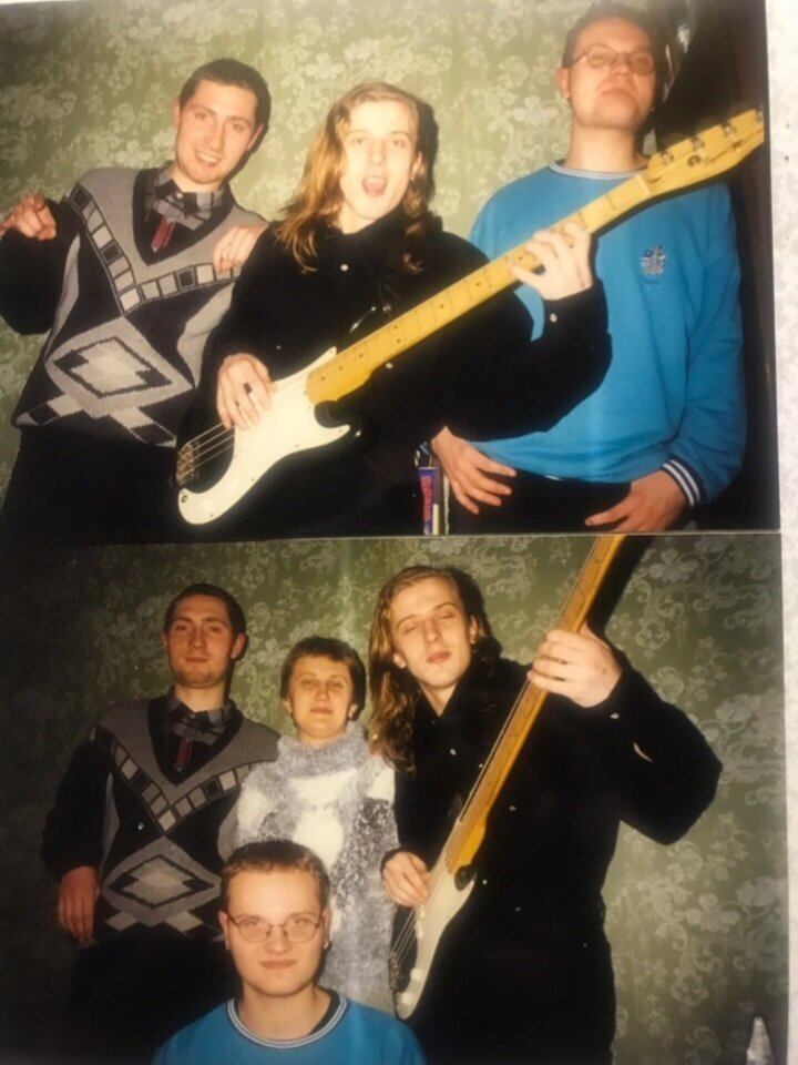 О! Юность ! И мои 30 лет! Брат младше меня почти на 10 ! Со своими одноклассниками  и с бас- гитарой! 