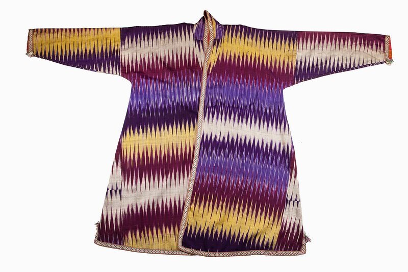    Мужской халат типа «джома». Средняя Азия. Конец XIX в. Адрас, тесьма, шелк в технике «шои», хлопчатобумажная ткань., фото: пресс-служба музея