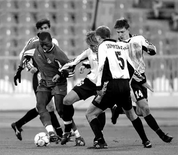 «Динамо» (Москва) - «Торпедо» - 3:3. Динамовец Пап Тиав и торпедовцы (слева направо) Беслан Аджинджал, Александр Лухвич (№6), Сергей Кормильцев (№5) и Марат Махмутов (№14).