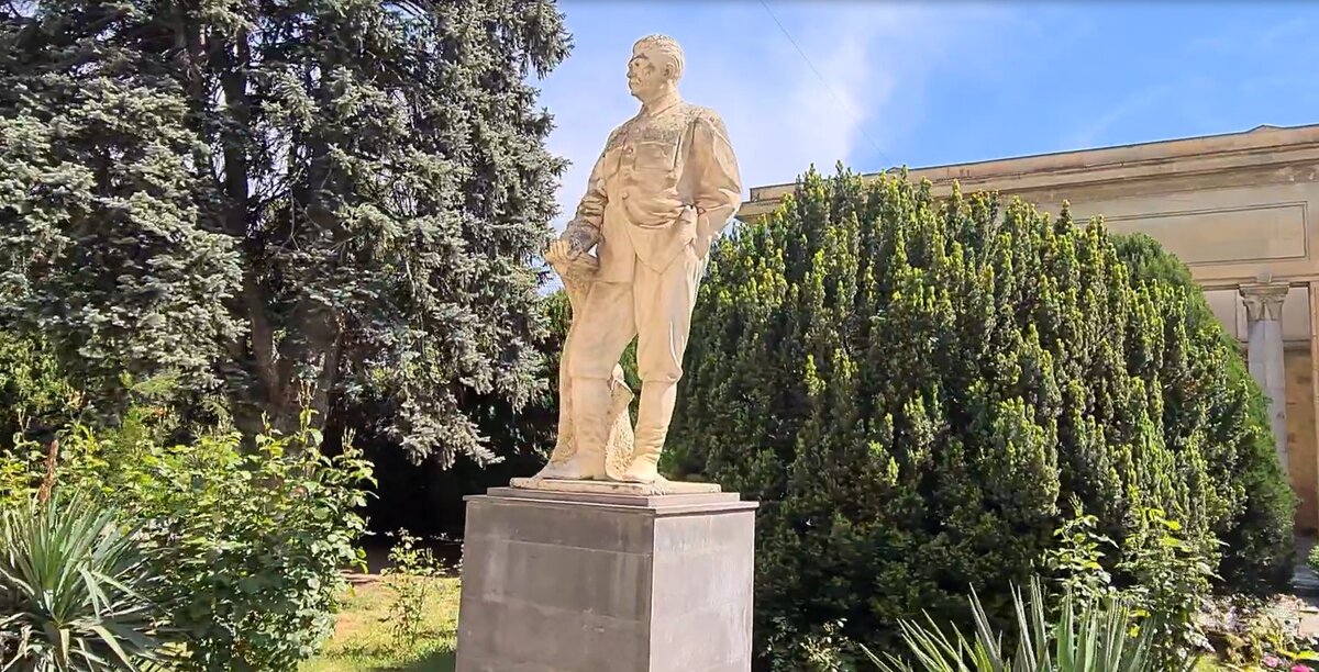 Площадь Сталина, проспект Сталина, музей Сталина... На деле отношение к вождю не столь однозначно