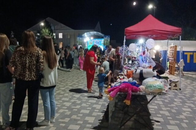    В самом центре села весь день царило оживление и играла музыка. Фото: Из личного архивa/ Предоставлено администрацией Развильненского сельского поселения.