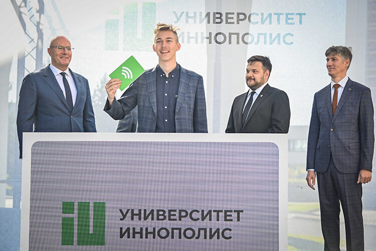    Традиционного перерезания красной ленточки не было — открытие тоже постарались сделать в инновационном духе: студент четвертого курса Арсений Рубцов приложил ключ к отметке на трибуне — тут же под искрами фейерверка робот-манипулятор открыл дверь в здание нового общежития