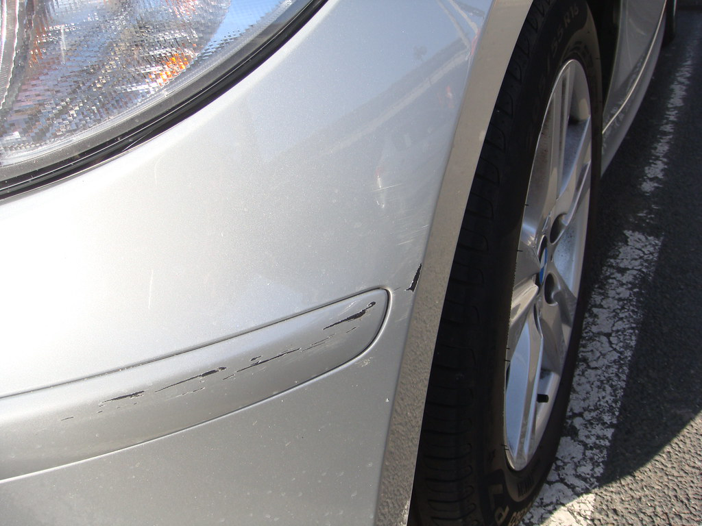 Мелкие царапины не только портят внешний вид автомобиля но и могут стать причиной коррозии кузова автомобиля.