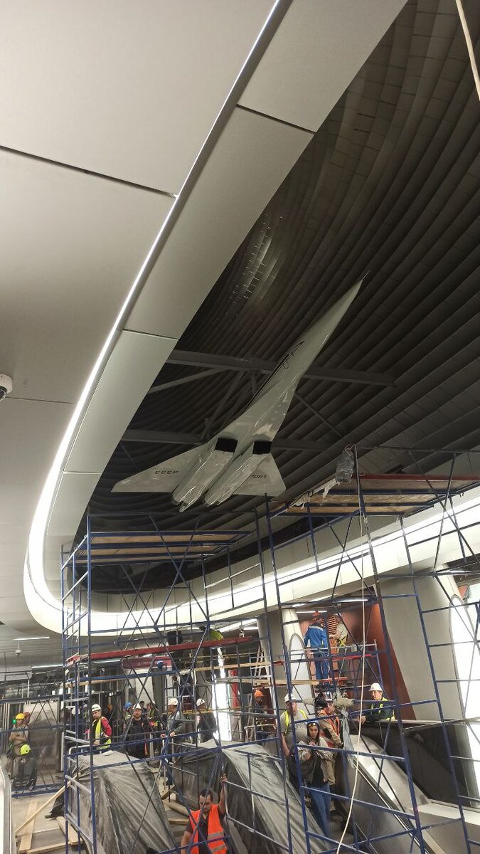 📷 1: Модель Ту-144 над эскалаторным наклоном во всей красе.