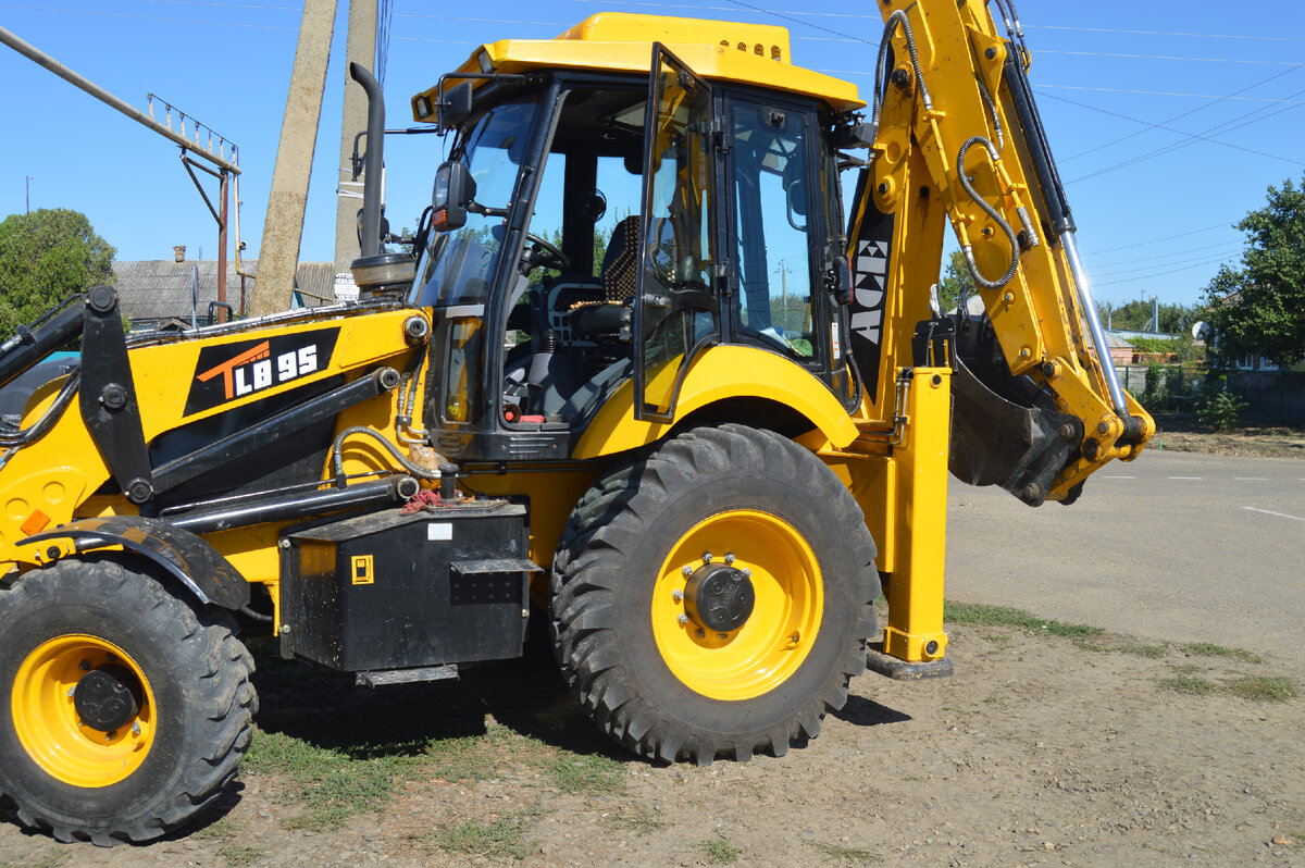 Фото автора. 10.09.2023. Буржуйский трактор, экскаватор. с двумя ведущими мостами.
