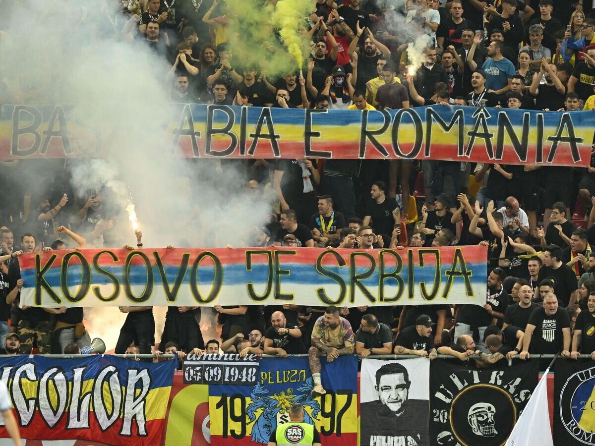 Фанаты румынии скандировали. Сербские фанаты. Уроме Косово баннер. Football Fans stock.