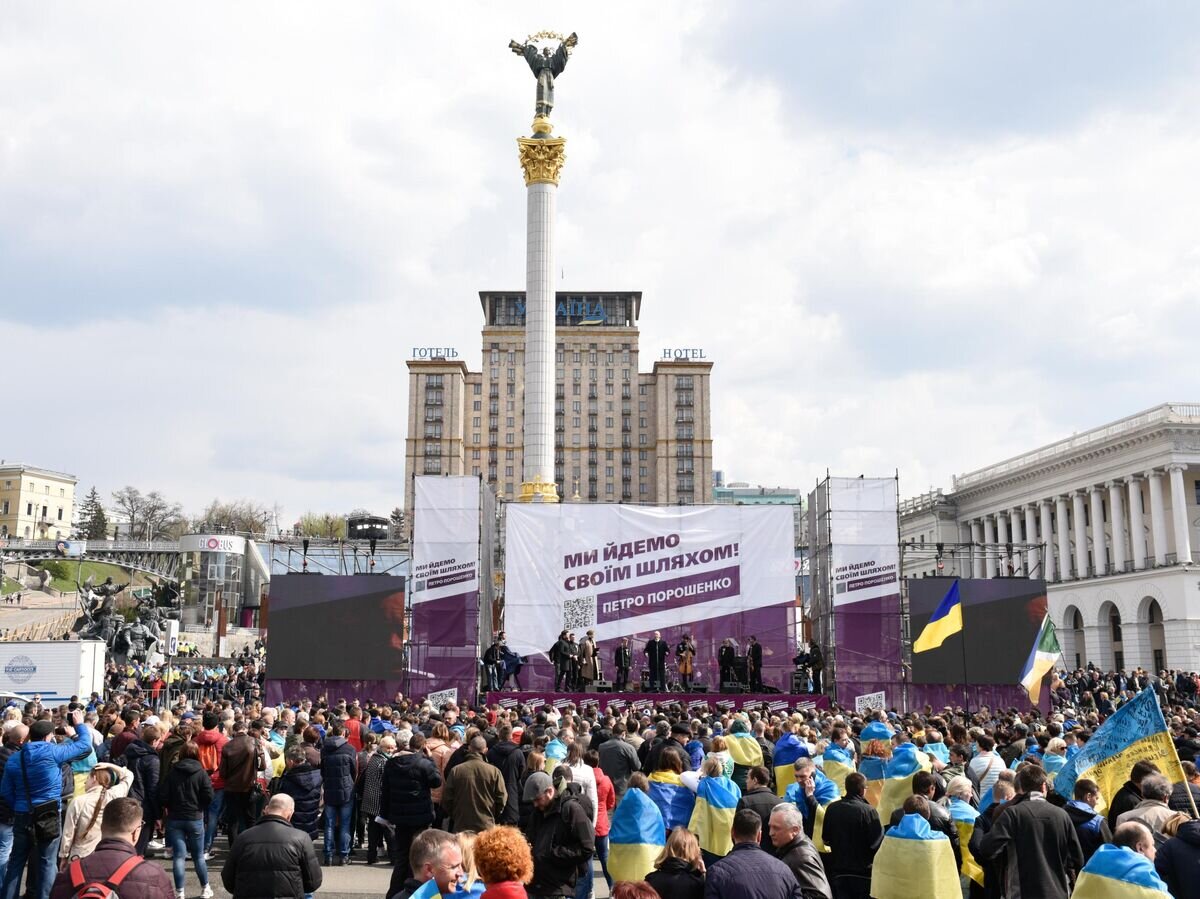    Участники акции против кандидата в президенты Украины Владимира Зеленского на площади Независимости в Киеве© РИА Новости / Стрингер