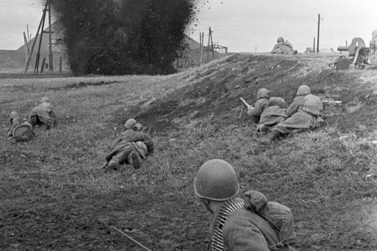     Пока догорали позиции немцев под Сталино, Манштейн уже отдал приказ об отходе основных сил группы армии «Юг» за Днепр. Логика в его решении была.