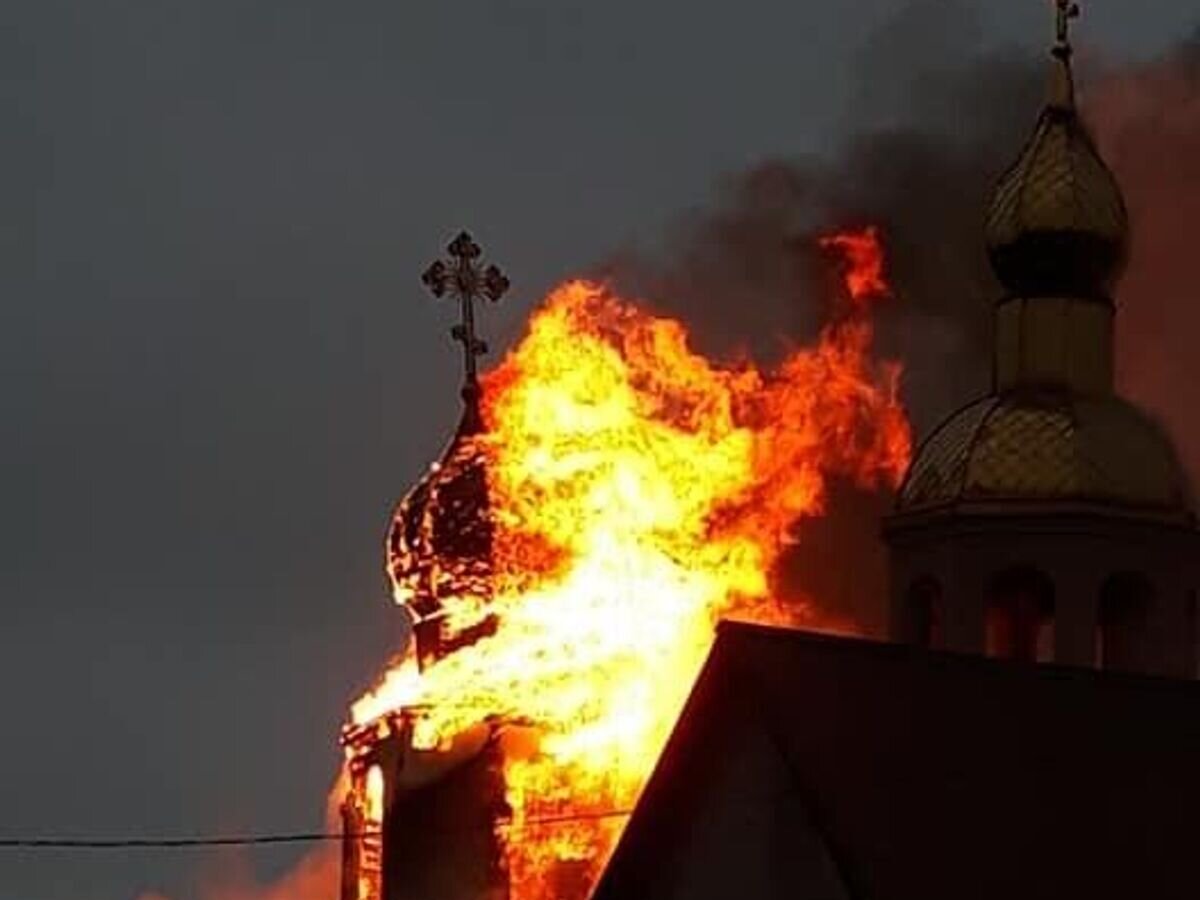 Горящая церковь фото