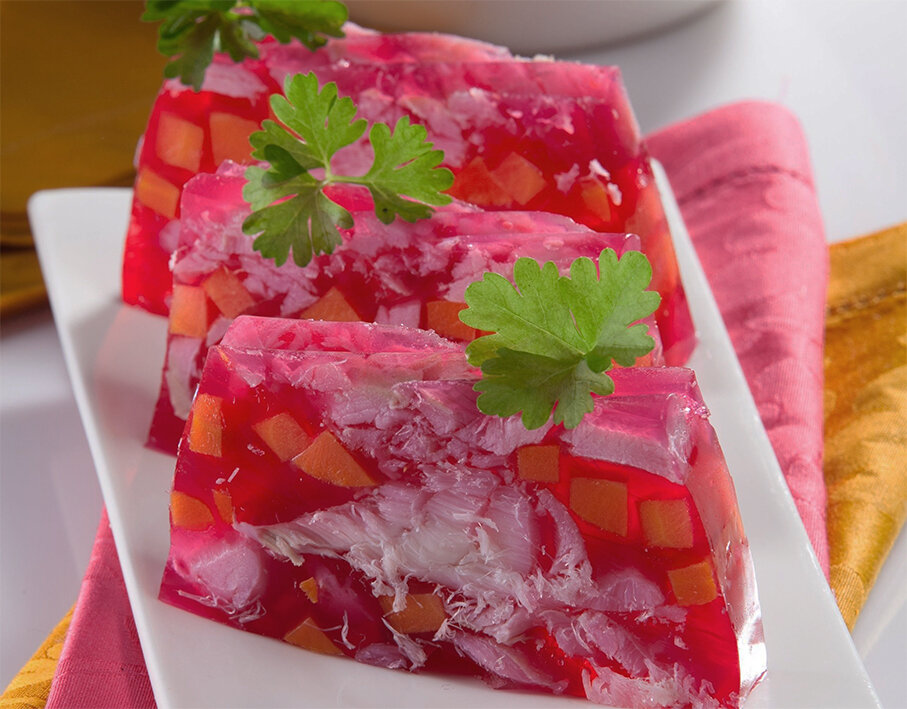 Холодец из свеклы и мяса - одно из ярких и необычных блюд на Рождество Богородицы