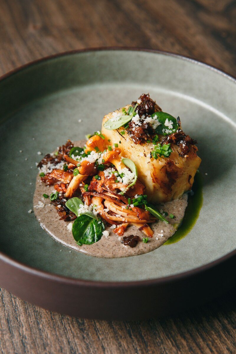 Картофель Дофинуа с сезонными грибами в ресторане Lark Cafe