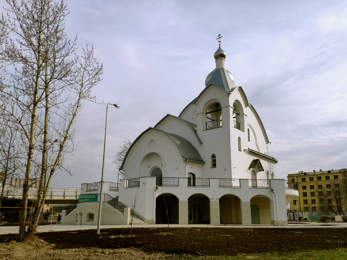 Церковь иконы Божией Матери Взыскание погибших у места встречи туристов https://bibibus.ru отправляющихся в однодневное путешествие в Киржач. 