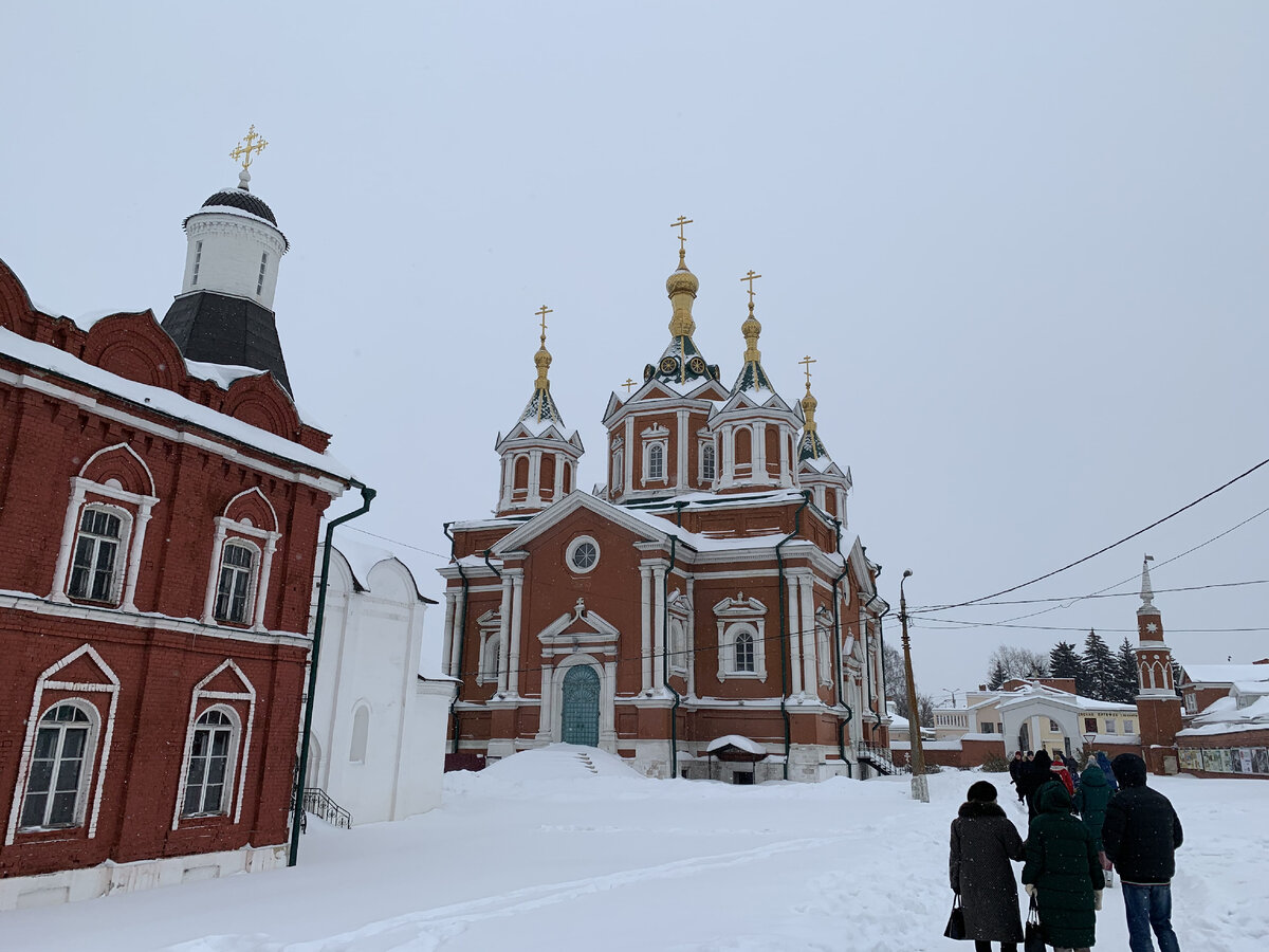 Крестовоздвиженский собор и Брусенский монастырь. Здесь и далее все фото – автора