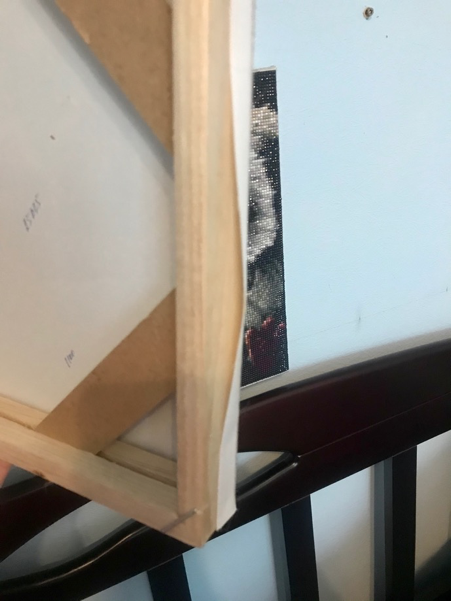 Отклеилась нижняя часть полотна