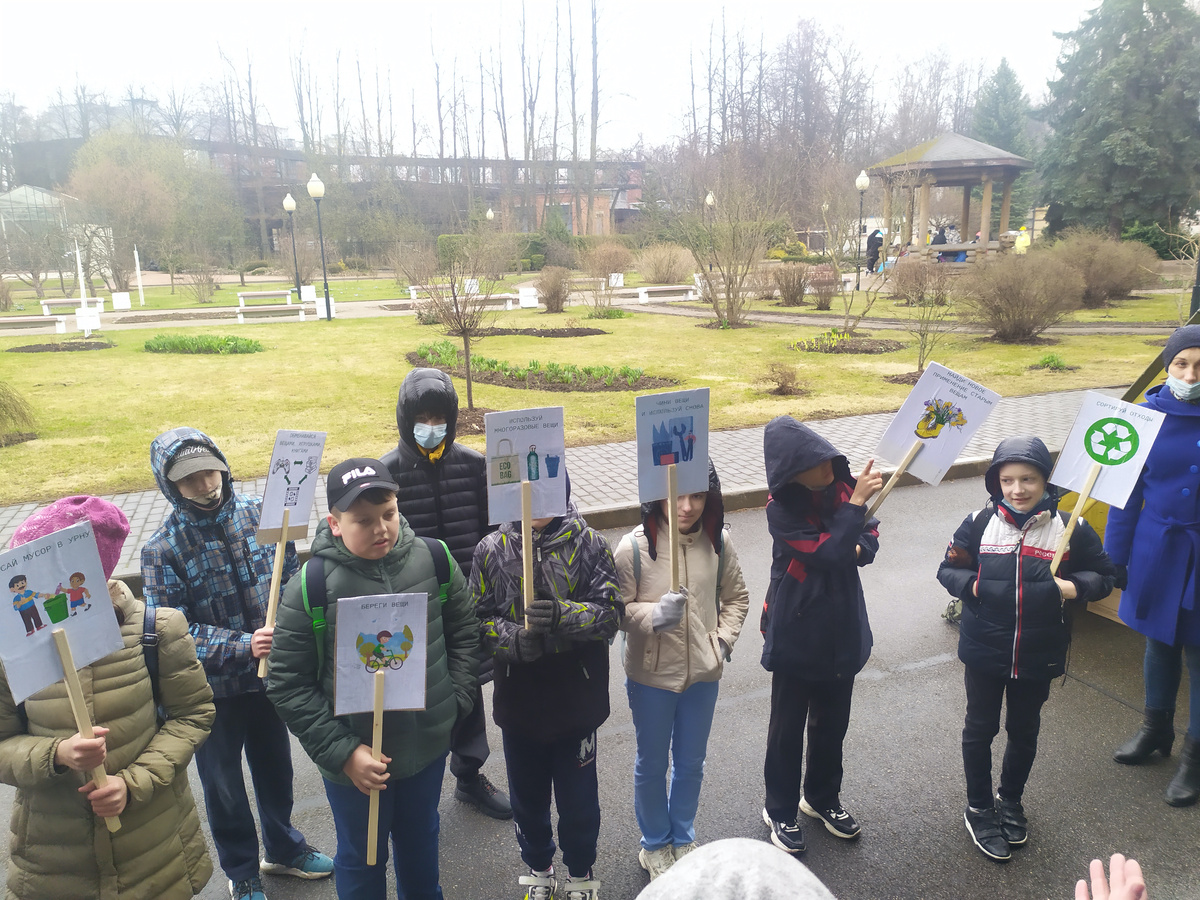 В рамках мероприятия была создана программа, которая разделялась на 10 образовательно-развлекательных площадок, посвященных разным ресурсам Земли. Компания «Ubirator» провела там эстафету, направленную на раздельный сбор 😌