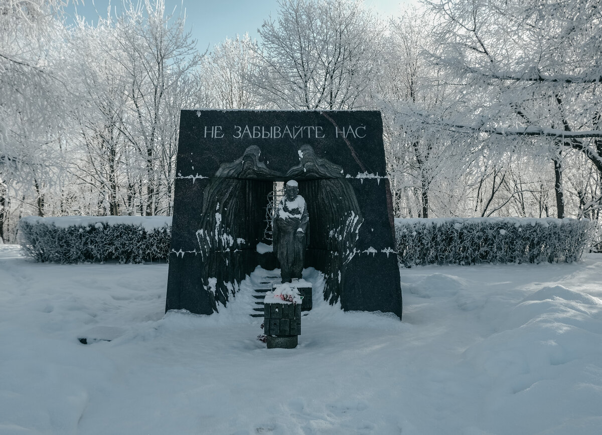 Один из них установлен в память нацизма. в память о детях - бывшим узникам фашистских лагерей.