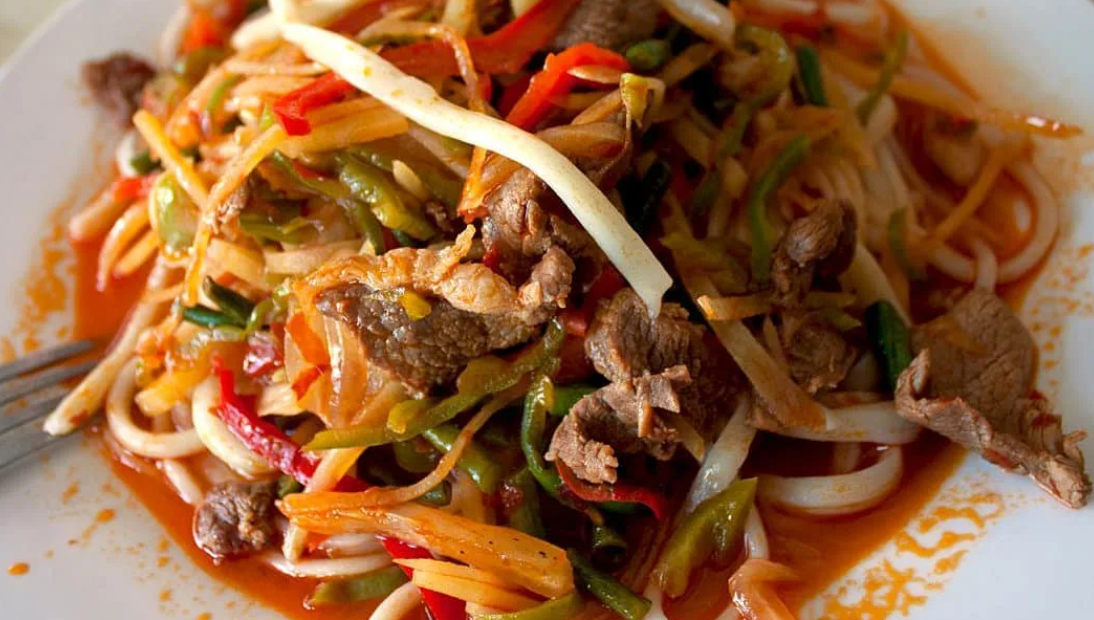 Данное блюдо издавна готовят в казанах дунгане – один из народов Средней Азии и западного Китая. В его состав, в качестве основных ингредиентов, входят лапша ручной лепки, мясо и овощи.