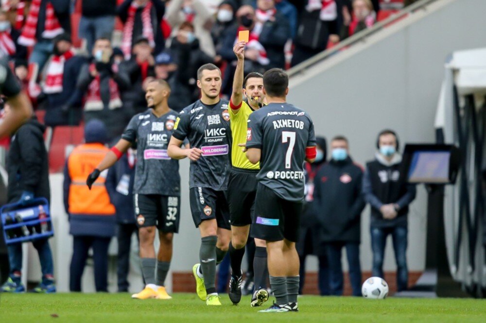 Арбитр Павел Кукуян удаляет полузащитника ЦСКА Ильзата Ахметова (spartak.com)
