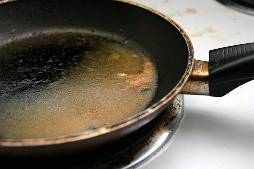 10 лучших способов отмыть пригоревшую пищу из кастрюль и сковородок