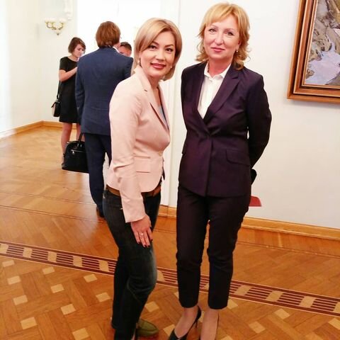 Лариса Стародубова (справа)