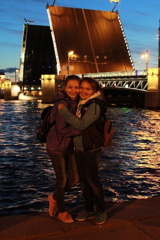 С подружкой Ясей на фоне разводных мостов, 2014 г./  фото из личного архива